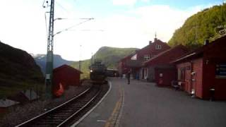 preview picture of video 'Flåmsbana train from Flåm arrives at Myrdal station...'