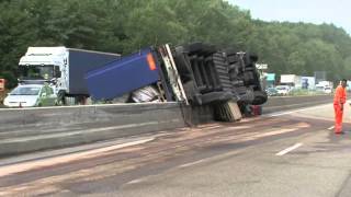 preview picture of video 'Unfall auf A44 mit Lastwagen zwischen Breuna und Warburg'