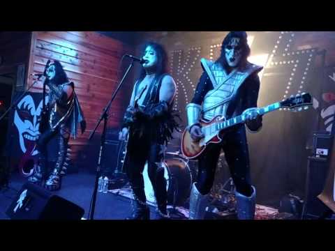 100315 KISS Alive! NYC: Strutter