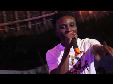 CHEERS PERFOMANCE: DALLA STAINS PUTS A MAD PERFOMANCE BEFORE KHALIGRAPH JONES