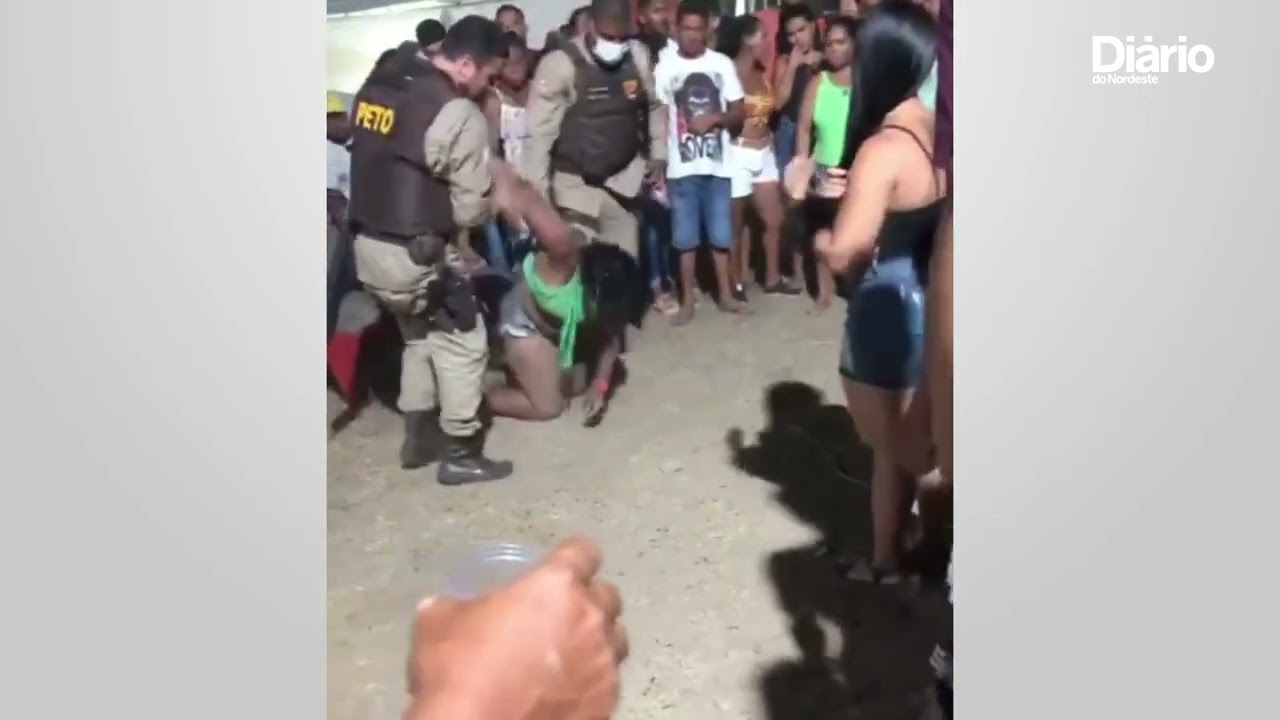 Imagem da notícia Mulher leva mata-leão de PM, desmaia e é arrastada após briga na Bahia