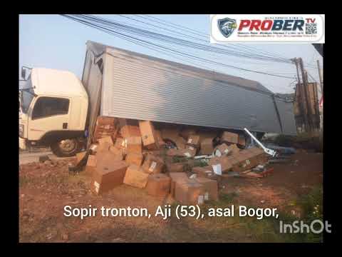 Hindari Dua Motor, Truk Tronton Terperosok di Pinggir Jalan Jrakahpayung