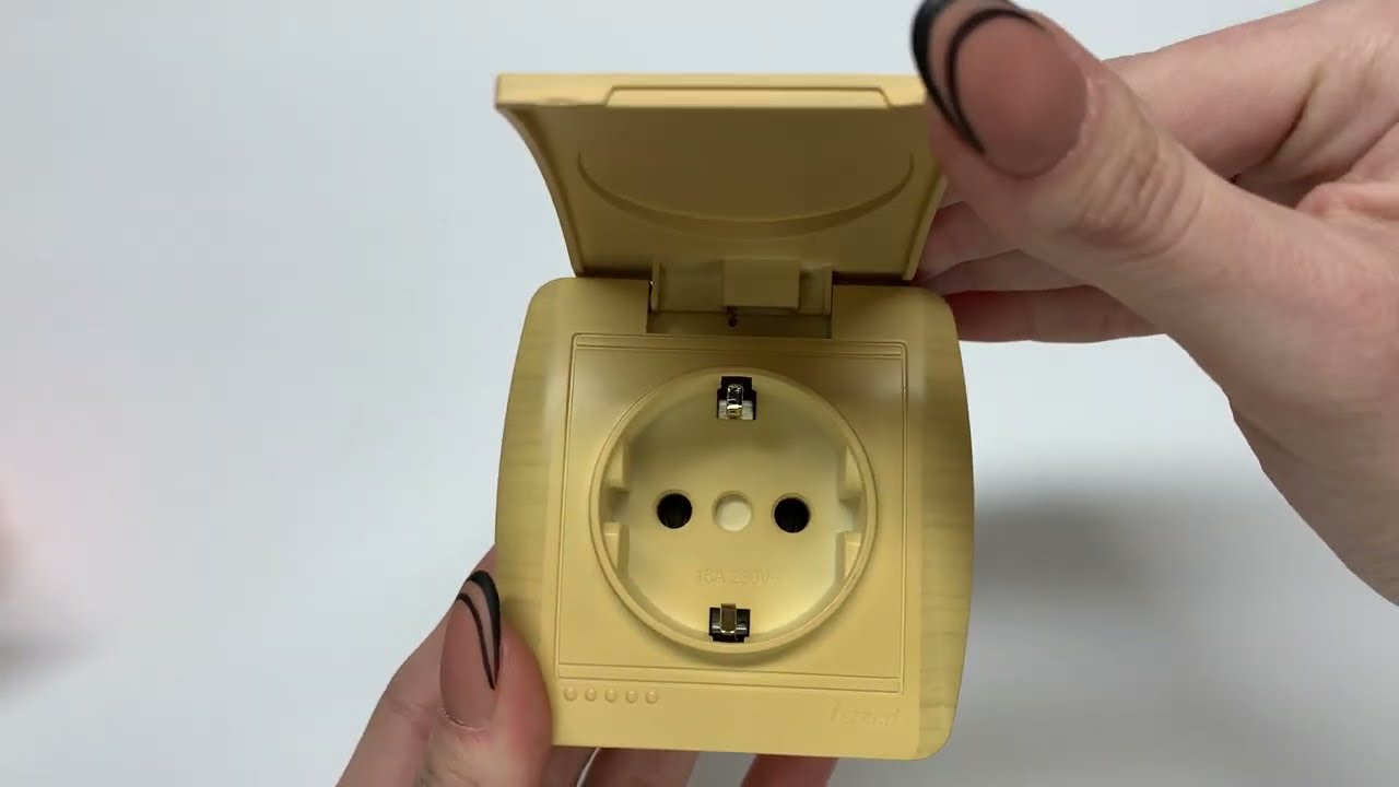 Розетка накладная одинарная с/з и крышкой LEZARD Demet клен IP20 711-4700-123