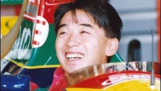 片山右京さんがレーシングシュミレーターで運転中