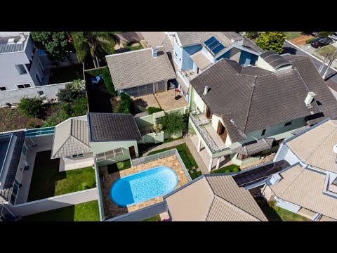 Casa com piscina à venda