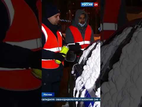 в москве рабочие из индии ночью запенили монтажной пеной 15 полицейских машин