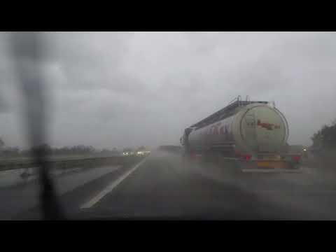 Autofahrt im Regen. Regengeräusche im fahrenden Auto. Ideal zum Einschlafen und Entspannen