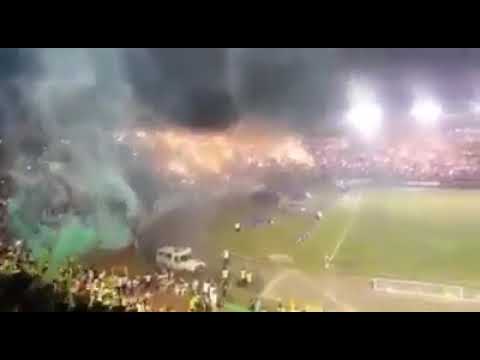 "Recibimiento LDS contra Bolivar 2014" Barra: Los de Siempre &bull; Club: Oriente Petrolero