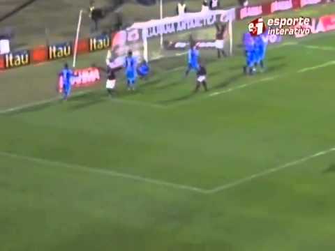 Ronaldinho faz gol olimpico no Avai