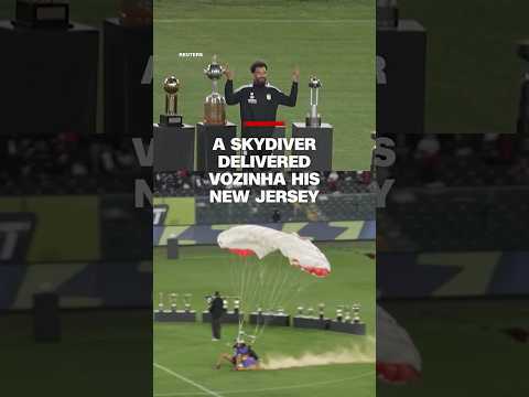 A skydiver delivered Vozinha his new jersey