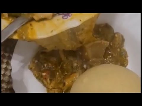 A gabonese cooks okro soup 🤩