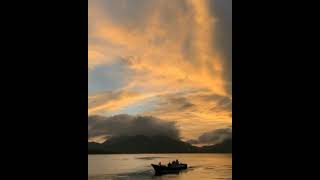 Download lagu story wa 30 detik awan yang bergerak || keindahan sunset tengah laut. mp3