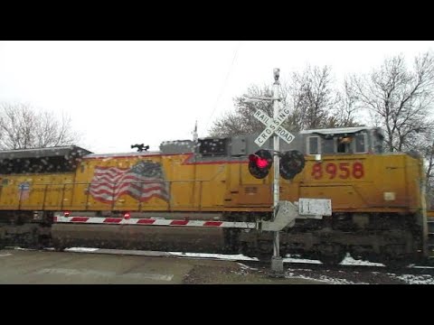 UP 8958 South MSSDM Awesome Crew Extra Horns And Wave Owatonna MN (10-22-2020)