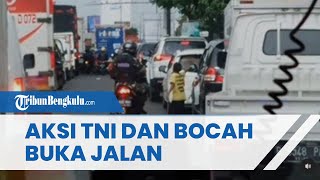 Viral Video Aksi Anggota TNI dan Bocah Membantu Membuka Jalan agar Ambulans Bisa Lewat