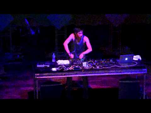 PORTER ROBINSON OPENS FOR SKRILLEX AT PAGEANT THEATER ST. LOUIS  CHECK THIS GUY OUT! AWESOME!