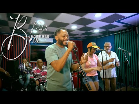 PAKOLE - LE HACE FALTA UN BESO ( en vivo ) 2023