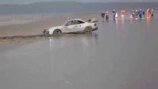 preview picture of video 'Stuck sports car retrieved on Berrow Beach'