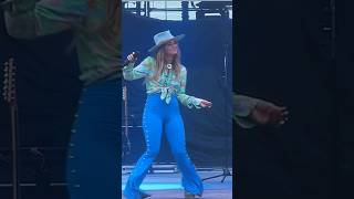 Lainey Wilson before the rain hit, cookin with grease