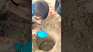 Download lagu Serunya Bikin Lubang Pasir Di Pantai & Kubur Mainan #kepantai #kuburmainan #istanapasir #lubangair mp3