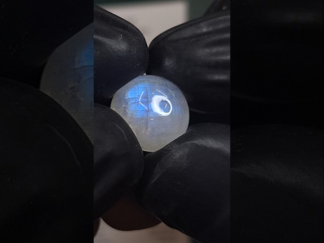 حجر القمر الطبيعي مفحوص و موثق بشهادة مختبر