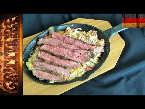Büffel Rib Eye Steak mit buntem Gemüsesalat in der Pfanne | GrillTube Deutsch