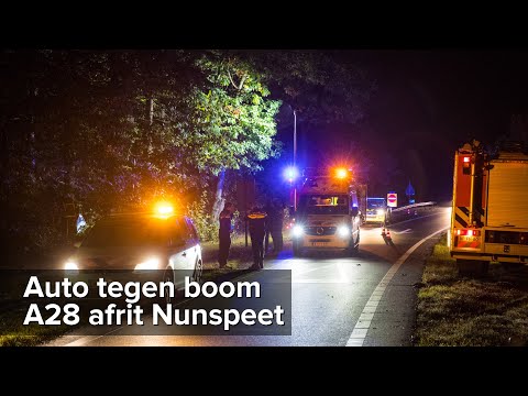 Auto botst tegen boom langs de afrit van de A28 bij Nunspeet - ©StefanVerkerk.nl