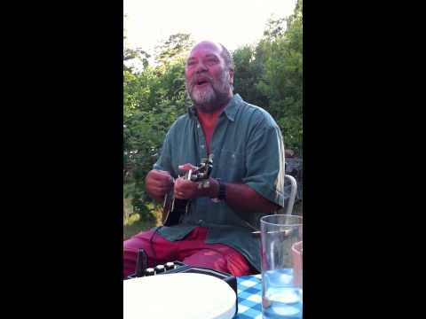 Dick Norrefalk som skrattande polis