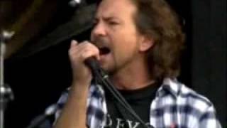 Eddie Vedder &amp; Ben Harper &#39;Under Pressure&#39; Hard Rock Calling 2010.mp4