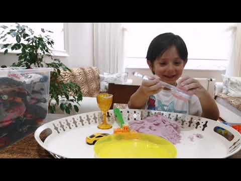 Evde oyun hamuru yaptık. Burak hamuru trenin vagonlarına doldurdu.. Funny kids video