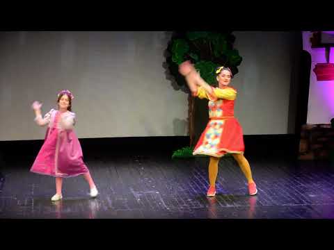 Are Mama o Fetita - Rapunzel si Clounella din spectacol pentru copii