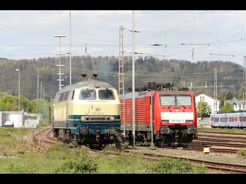 215 004-3 (225 004-1) mit einer Gleisstopfmaschine in Merzig (Saar)