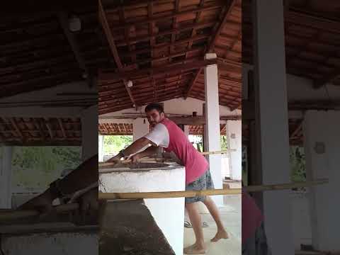 em plena sexta-feira eu estou torrando farinha aqui no quandu em reriutaba ceara