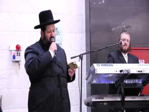 מזמור שיר חנוכת הבית לדוד מבצע בעל התפילה הרב יונתן שטנצל  על הקלידים לייזר הופמן