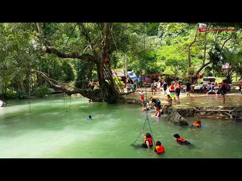 O turista se diverte na piscina de salto na Lagoa Azul vang vieng laos