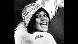 Bessie Smith - Keeps on A-Rainin&#39; (Papa, He Can&#39;t Make No Time) (1923) Blues