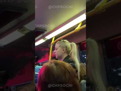 В Сочи женщина разбила окно автобуса