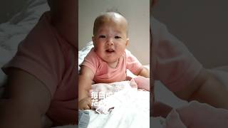 5ヶ月になった赤ちゃんとうつ伏せでおしゃべり