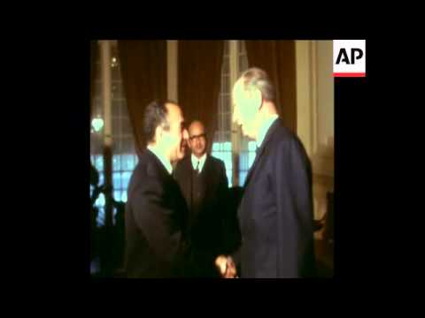SYND 20/2/72 EGYPTIAN PRESIDENT SADAT MEETS SOVIET DEFENCE MINISTER MARSHAL GRECHKO IN CAIRO
