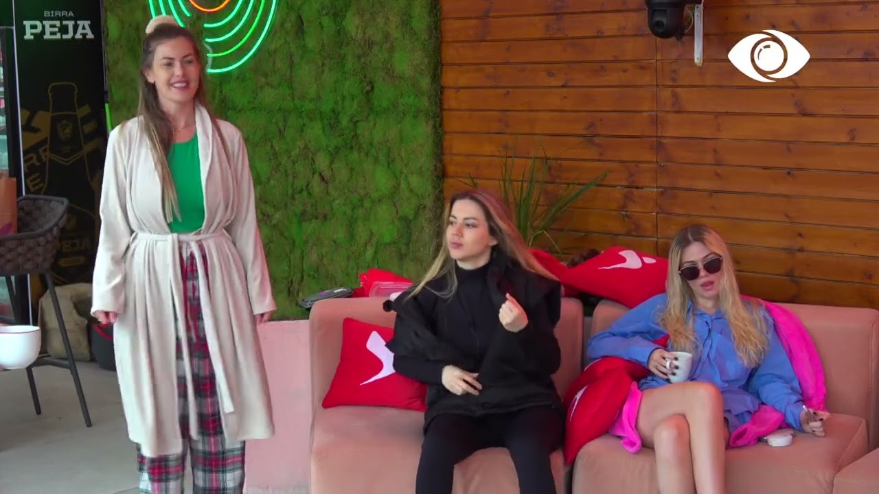 Kënga e Lorencit në sfond, banorët këndojnë