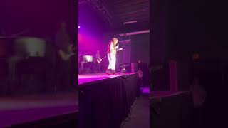 Jo Dee Messina FaceTimes Trisha Yearwood During Show &amp; Crowd Sings &quot;She&#39;s In Love with the Boy&quot;