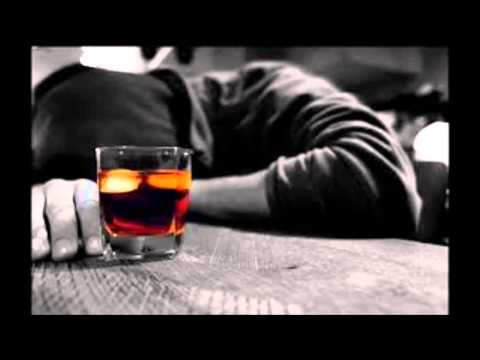 Il marito lascia la casa per bere con amici Medicina di alcolismo di koprinus
