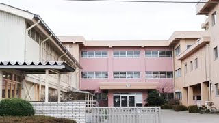 「開門時間を早めて」「旗振り当番つらい」共働き家庭の小学生ママが、朝の登校に本音吐露 - めるも