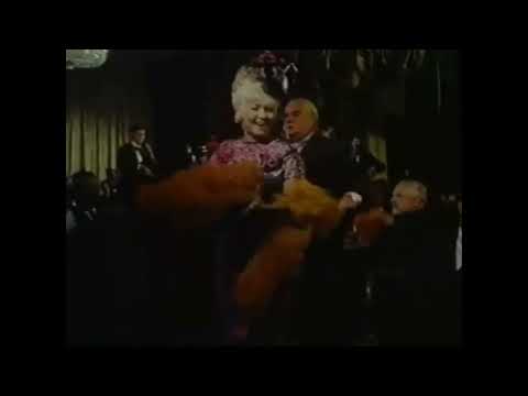 Cissy Kraner in "Wenn die kleinen Veilchen blühn" Operette von Robert Stolz.