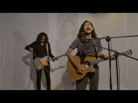 SOLOENSIS - "YAKIN" ( Official Live Performance )