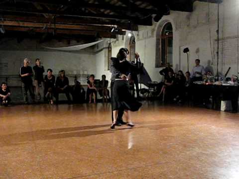  Pamela Ramos Aracena  and  Carlos Espinoza  are  dancing  to  the  vals  "  Sin Rumbo Fijo  "  by  Orquesta Típica Victor
