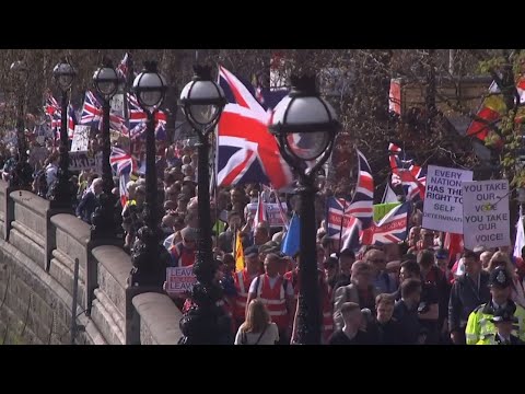 Hundreds of pro-Brexit demonstrators gathered at London's Parliament Square on Friday after lawmakers rejected the government's divorce agreement with the European Union for a third time. (March 29)