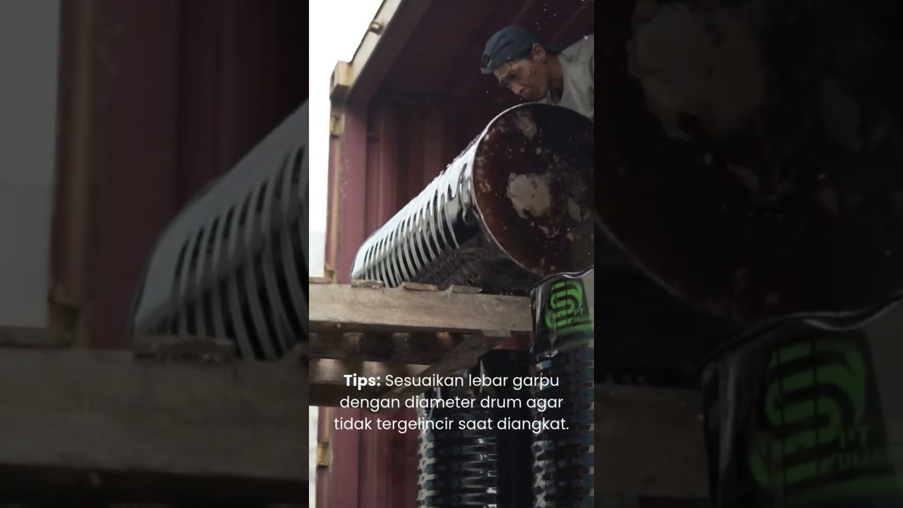 Efisiensi & aman! 🚀 Bongkar muat drum Sinar Aspal pakai forklift + penjepit drum khusus #SinarAspal