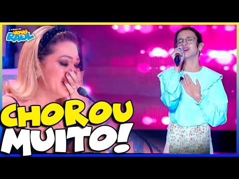 Heloísa Gilbertoni sang "My Greatest Villain" on the stage of the Raul Gil Show.