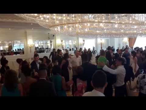 ENTRATA SPOSI DIVERTENTE AL RISTORANTE GABRI PARK HOTEL MUSICA MATRIMONIO BY FRANCESCO BARATTUCCI