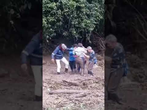 Docente quedó atrapada en deslizamiento en zona rural de Garzón  #noticias #colombia